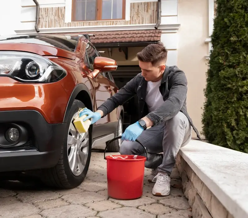 Lavage auto à domicile Caugé : professionnel intervenant sur un véhicule